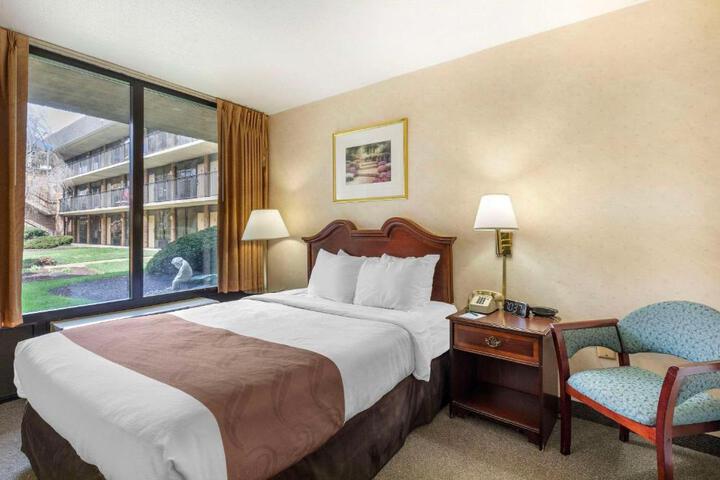 1 Queen Bed (12 of 16)