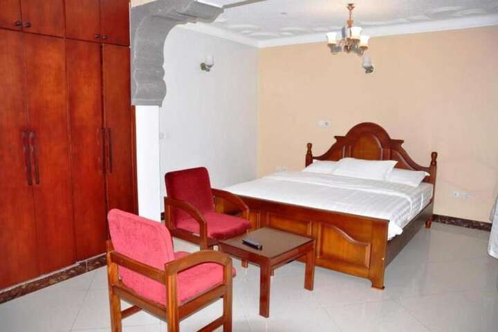 Room 18 of 80