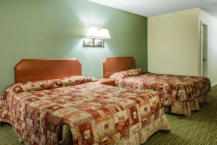 2 Queen Beds Accessible (6 of 6)