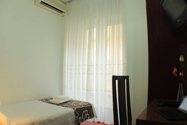 Room 13 of 32