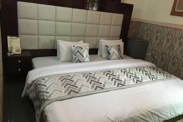 Room 6 of 11