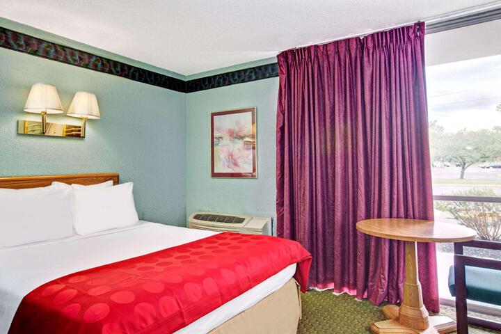 1 Queen Bed Accessible Room (4 of 15)