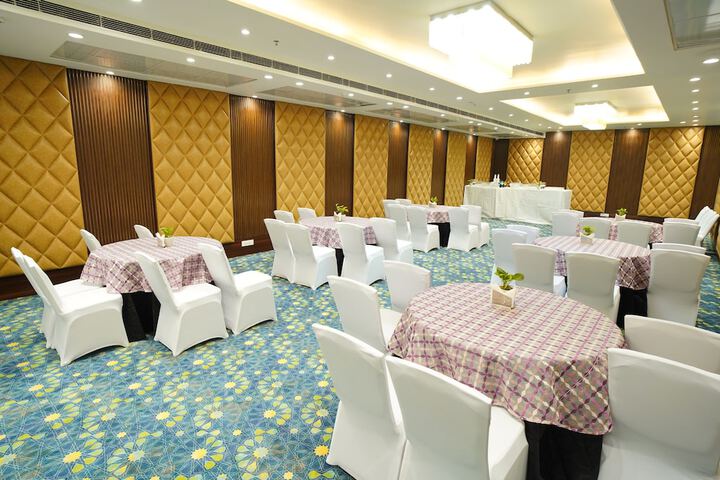 Ballroom/Hall 27 of 34