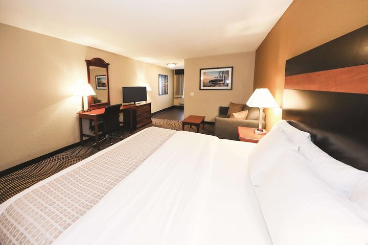 1 King Bed Deluxe Room (4 of 19)