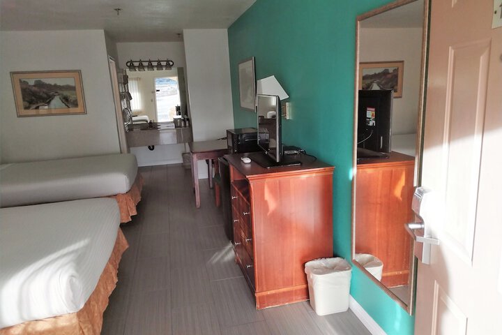 2 Queen Beds (8 of 14)