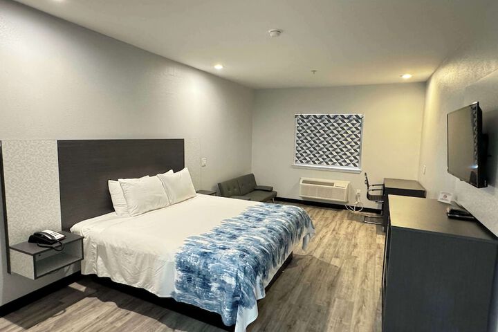 1 King Bed - Free WiFi, Microwave, Refrigerator, Coffeemaker Free Continental Breakfast (16 of 18)
