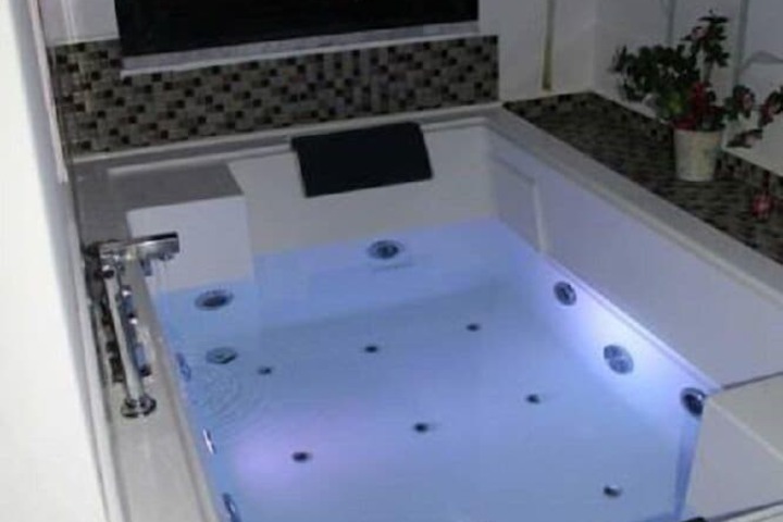 Hot Tub 4 of 15