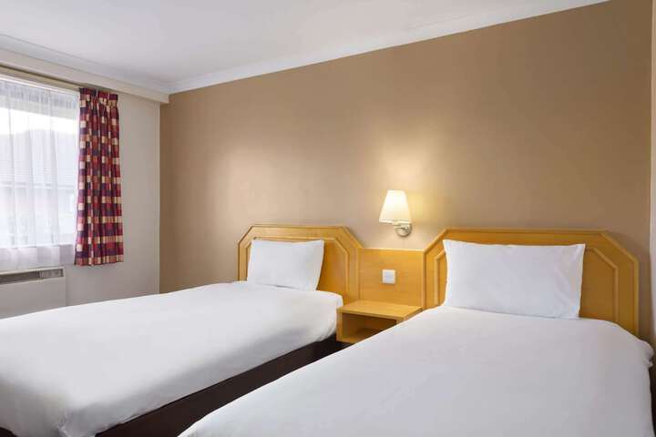 Room 17 of 33