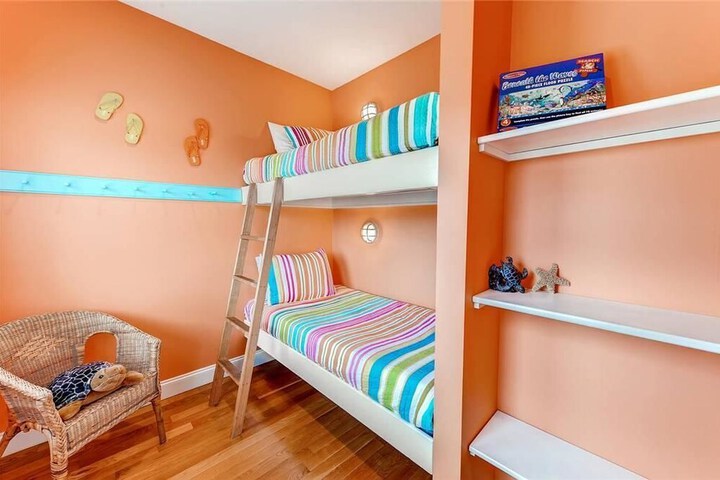 Room 6 of 12