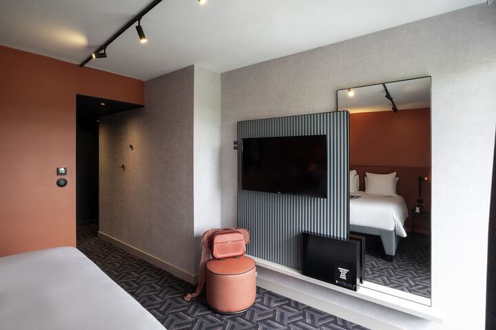 Room 3 of 148