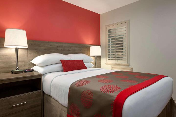 1 King Bed (5 of 11)