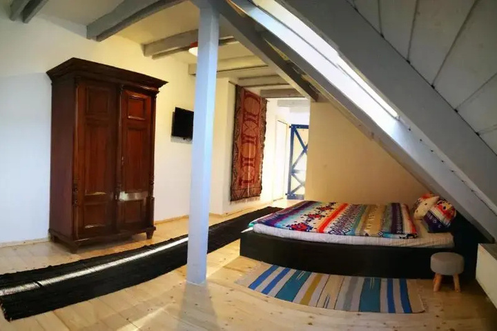 Room 9 of 18