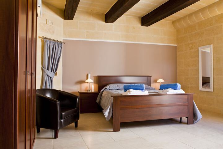 Room 5 of 12
