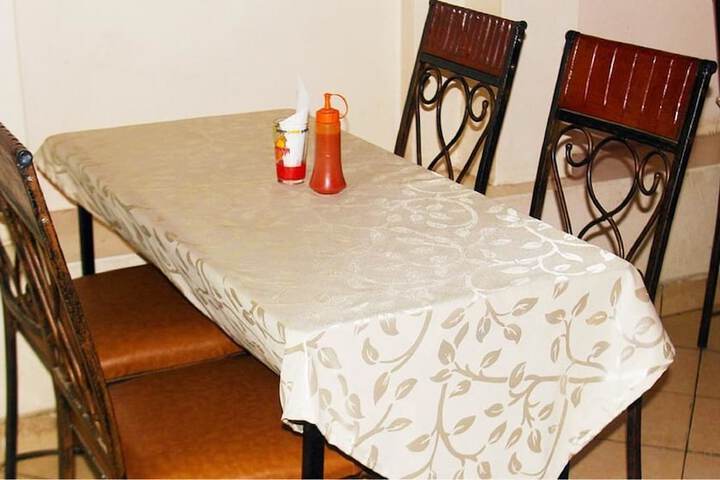 Dining 4 of 12