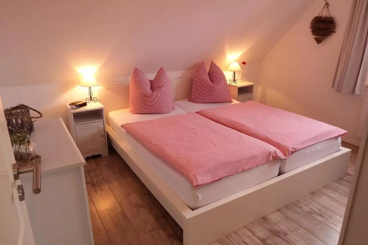 Room 4 of 10
