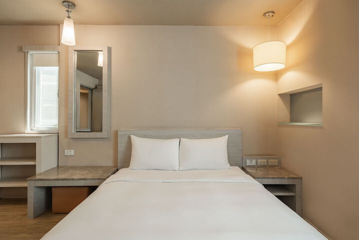 Room 4 of 28