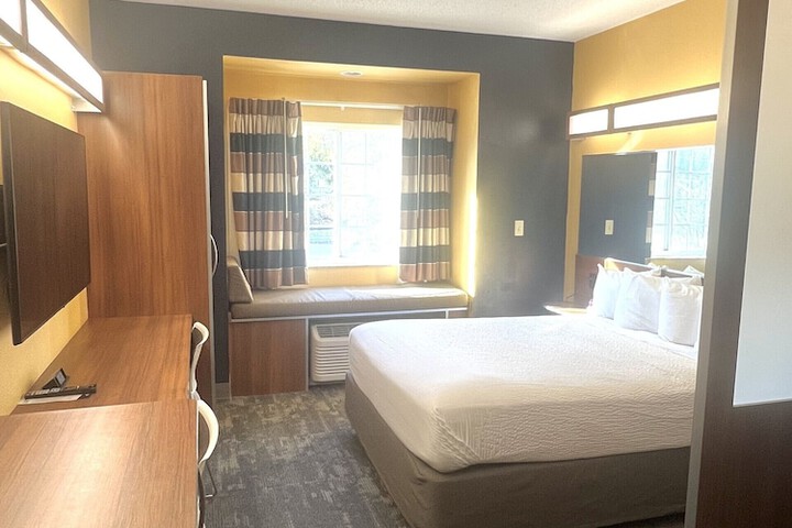 1 Queen Bed (7 of 23)
