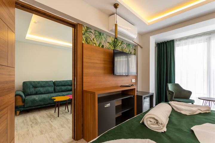 Room 5 of 102