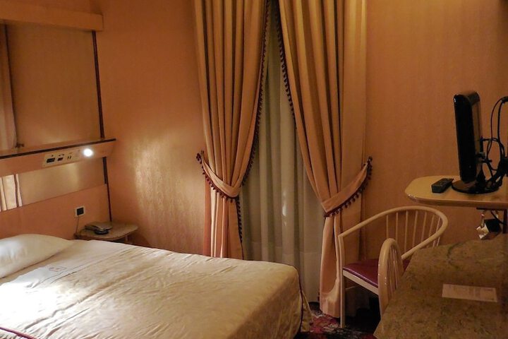 Room 13 of 33