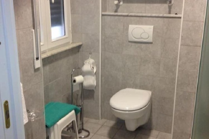 Room 9 of 12