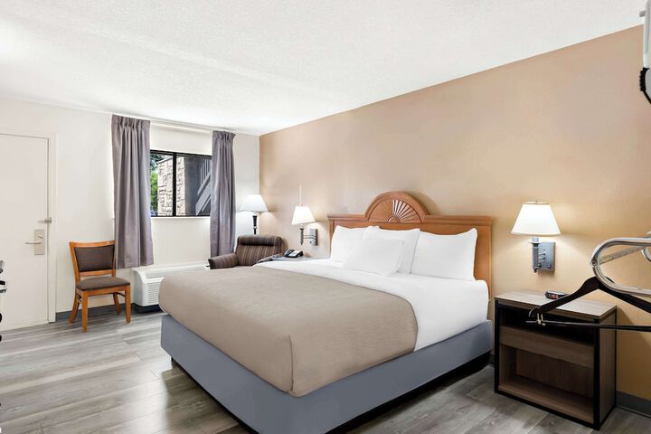 1 King Bed (2 of 11)