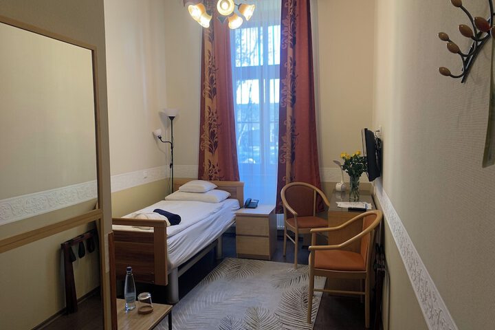 Room 9 of 37
