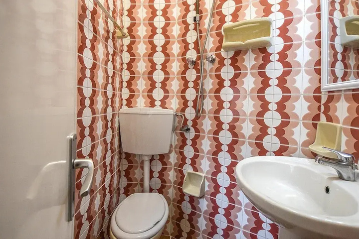 Room 7 of 18