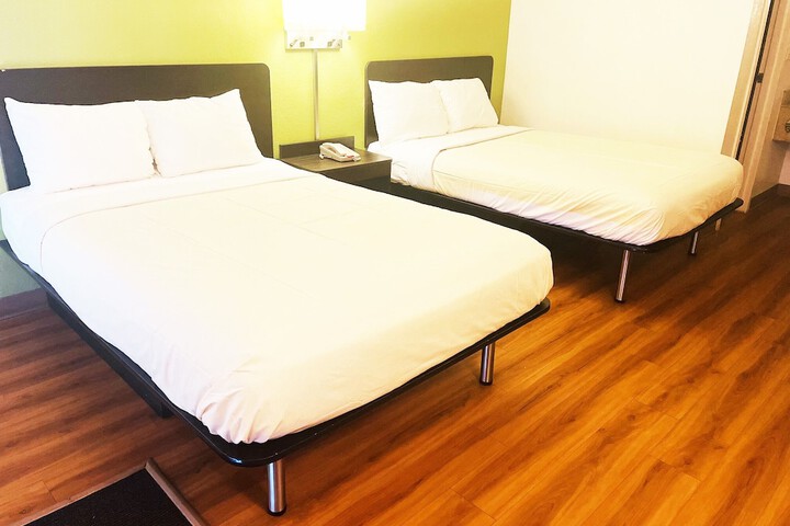 1 King Bed (6 of 8)