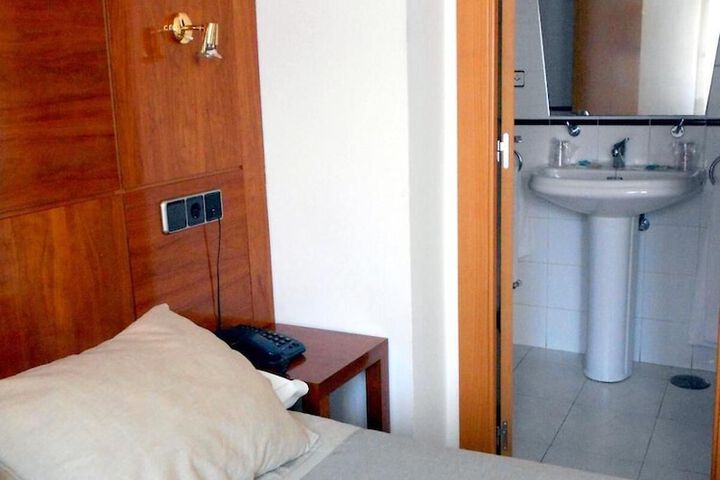 Room 11 of 25