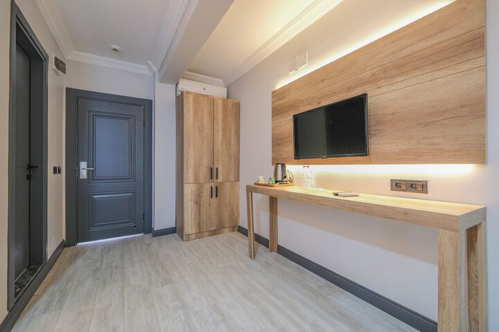 Room 8 of 25