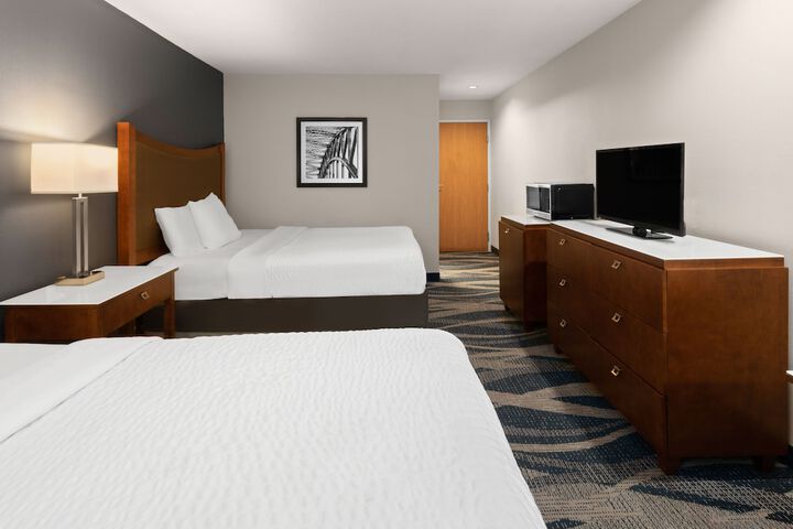 1 Queen Bed (12 of 21)