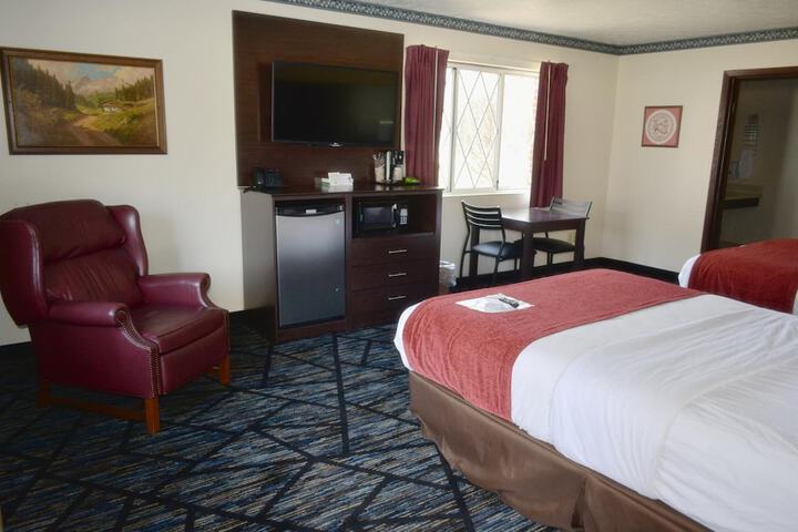 1 Queen Bed (3 of 11)