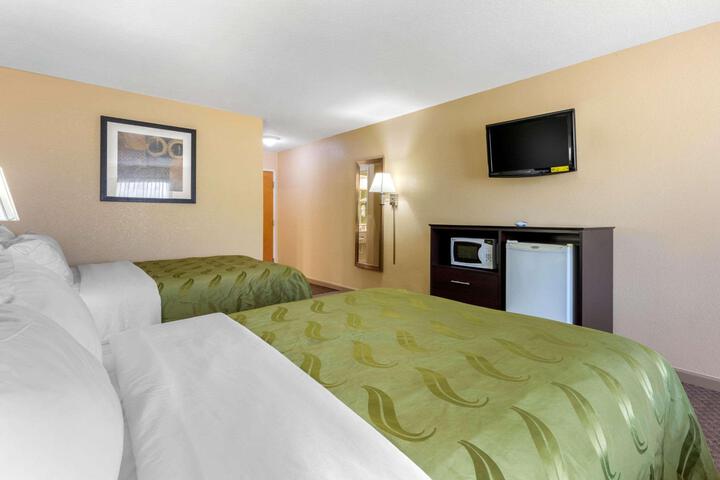 2 Queen Beds (5 of 7)