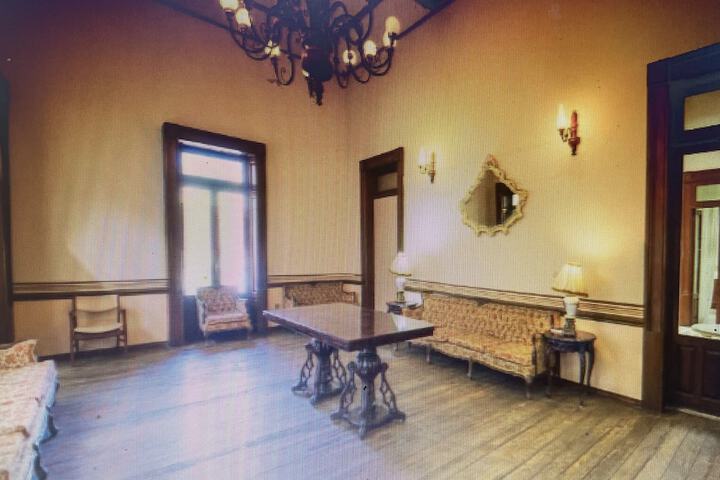 Room 6 of 11