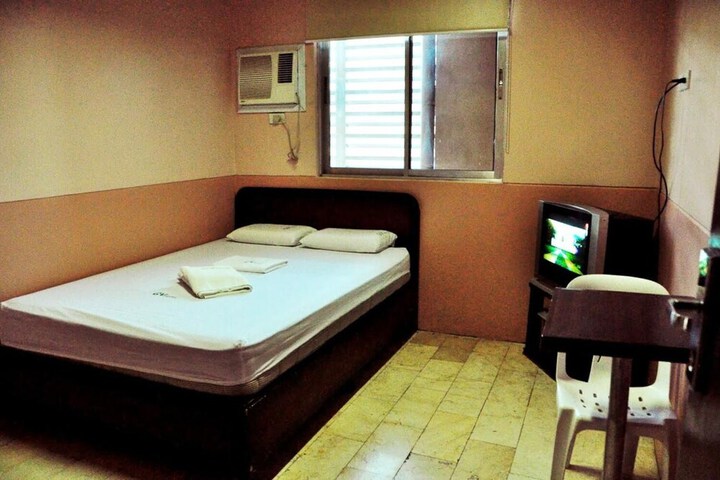 Room 8 of 12