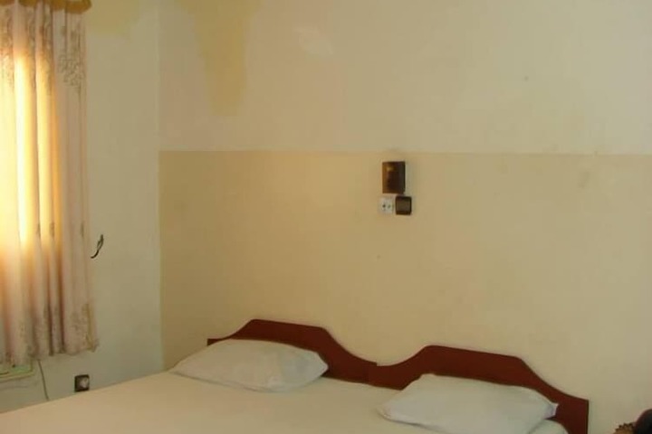Room 6 of 16