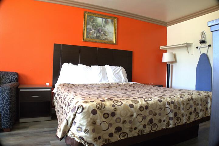 1 King Bed (11 of 17)