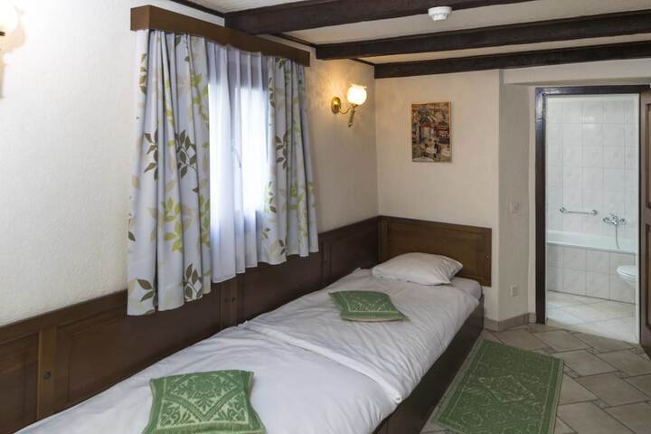 Room 4 of 38