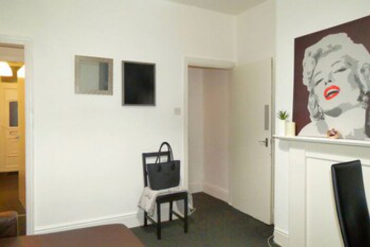 Room 10 of 16