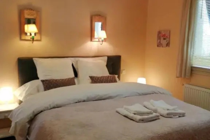 Room 2 of 2