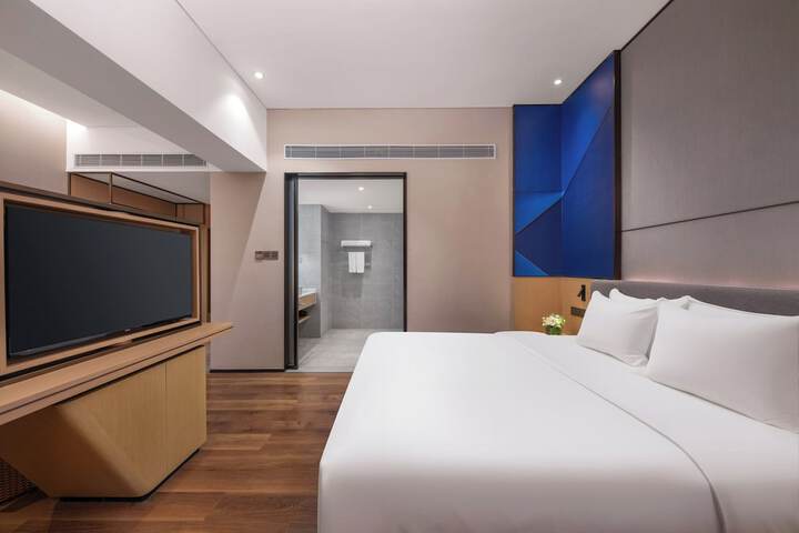 Room 19 of 102