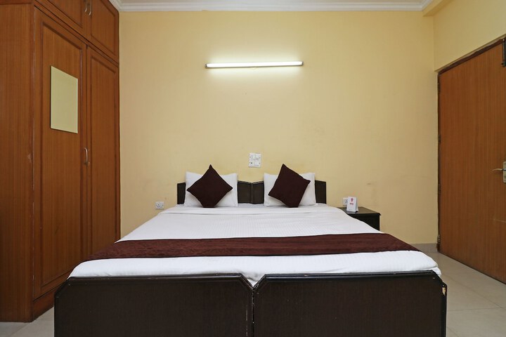 Room 7 of 12