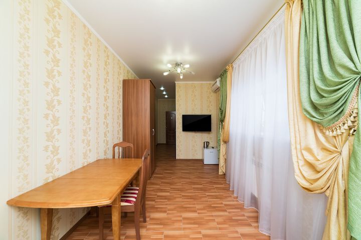 Room 28 of 76