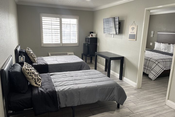1 King Bed (5 of 8)