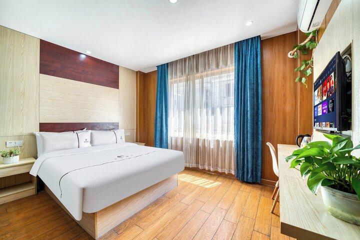 Room 5 of 10