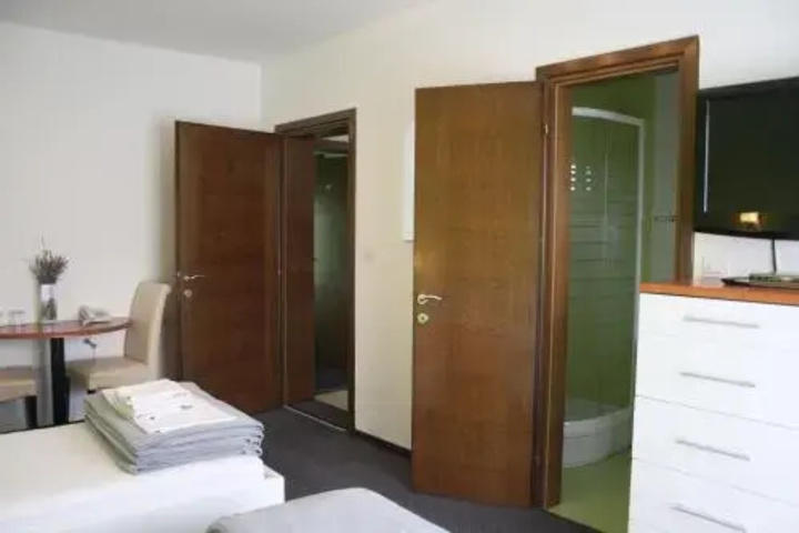 Room 6 of 16