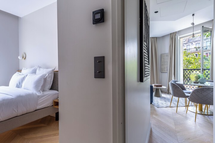 Room 4 of 158