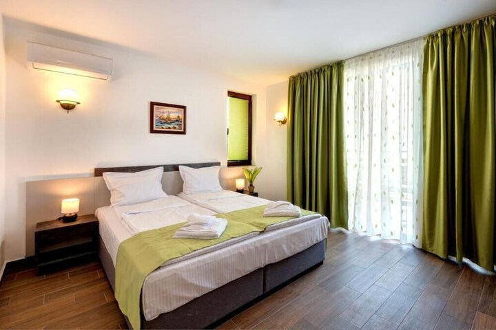Room 6 of 32