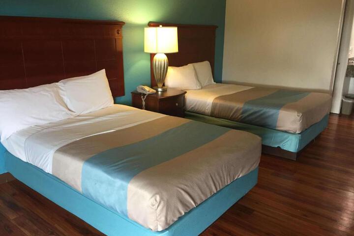 2 Queen Beds (4 of 5)
