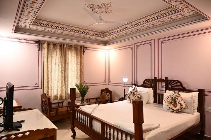 Room 6 of 32